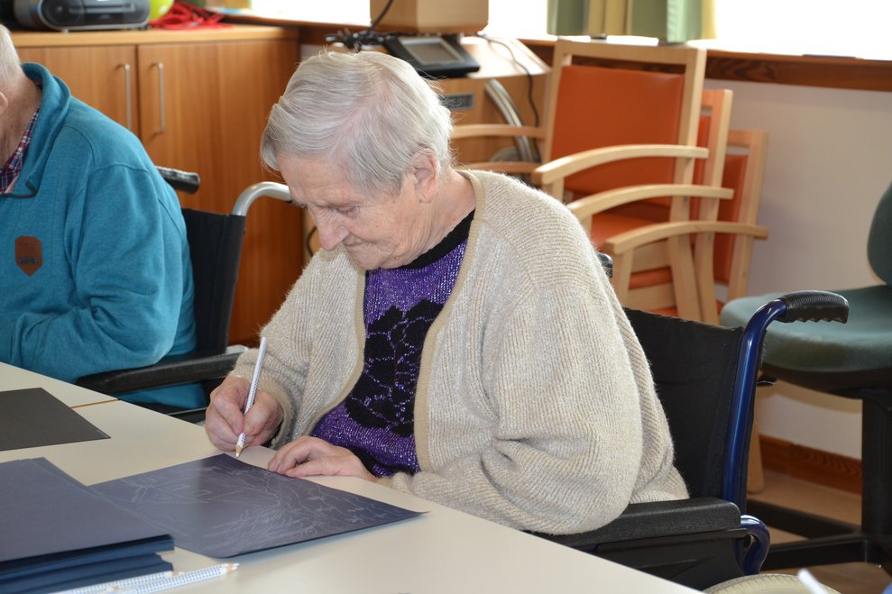 Bewohnerin zeichnet