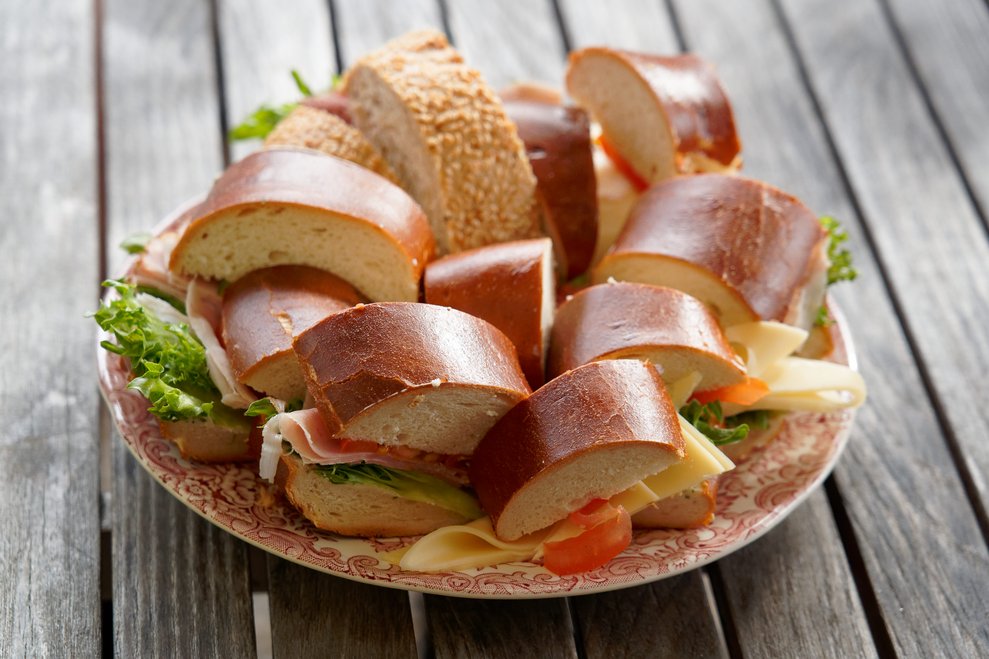 Jause steht auf dem Tisch.