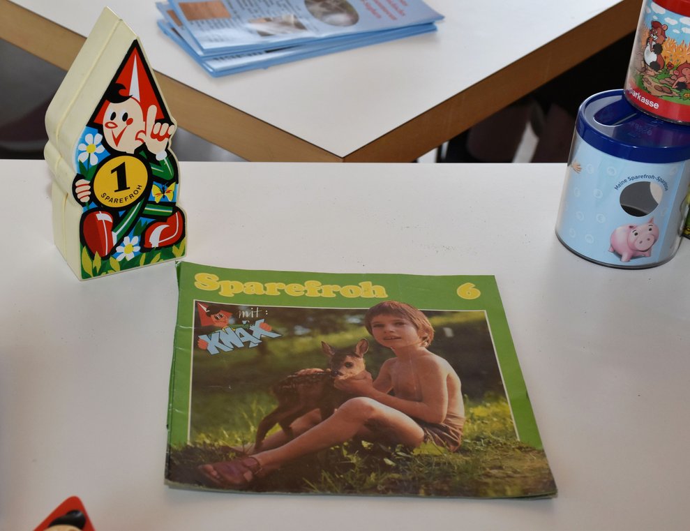 Sparefroh, Sparefrohheft und Spardose.