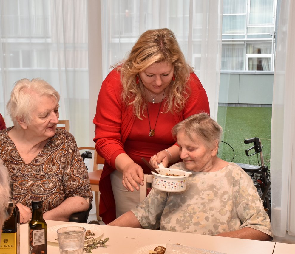 Frau Pruckner riecht von der Salbe.