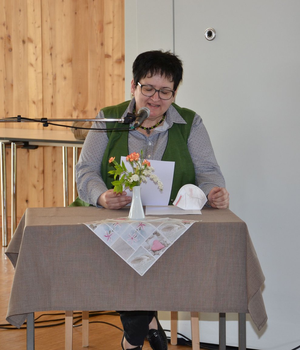 Eine Frau spricht ins Mikrofon