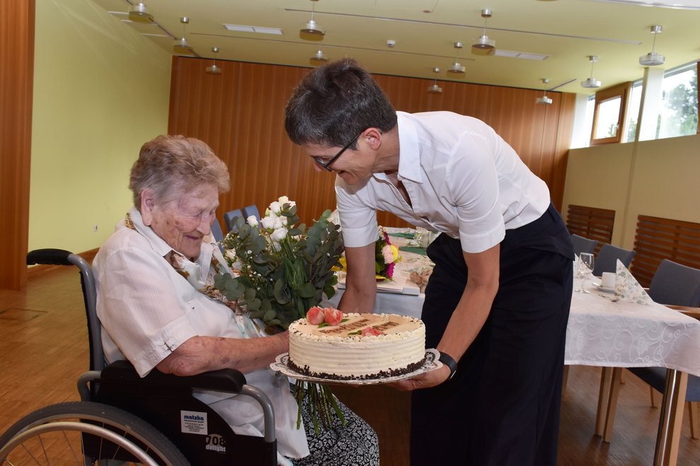 Frau Hirschkron bekommt die Torte geschenkt.