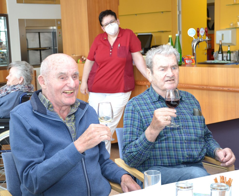 Zwei Bewohner singen.