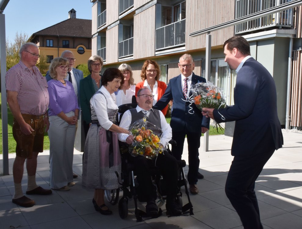 Rainer Hirschmann gratuliert.