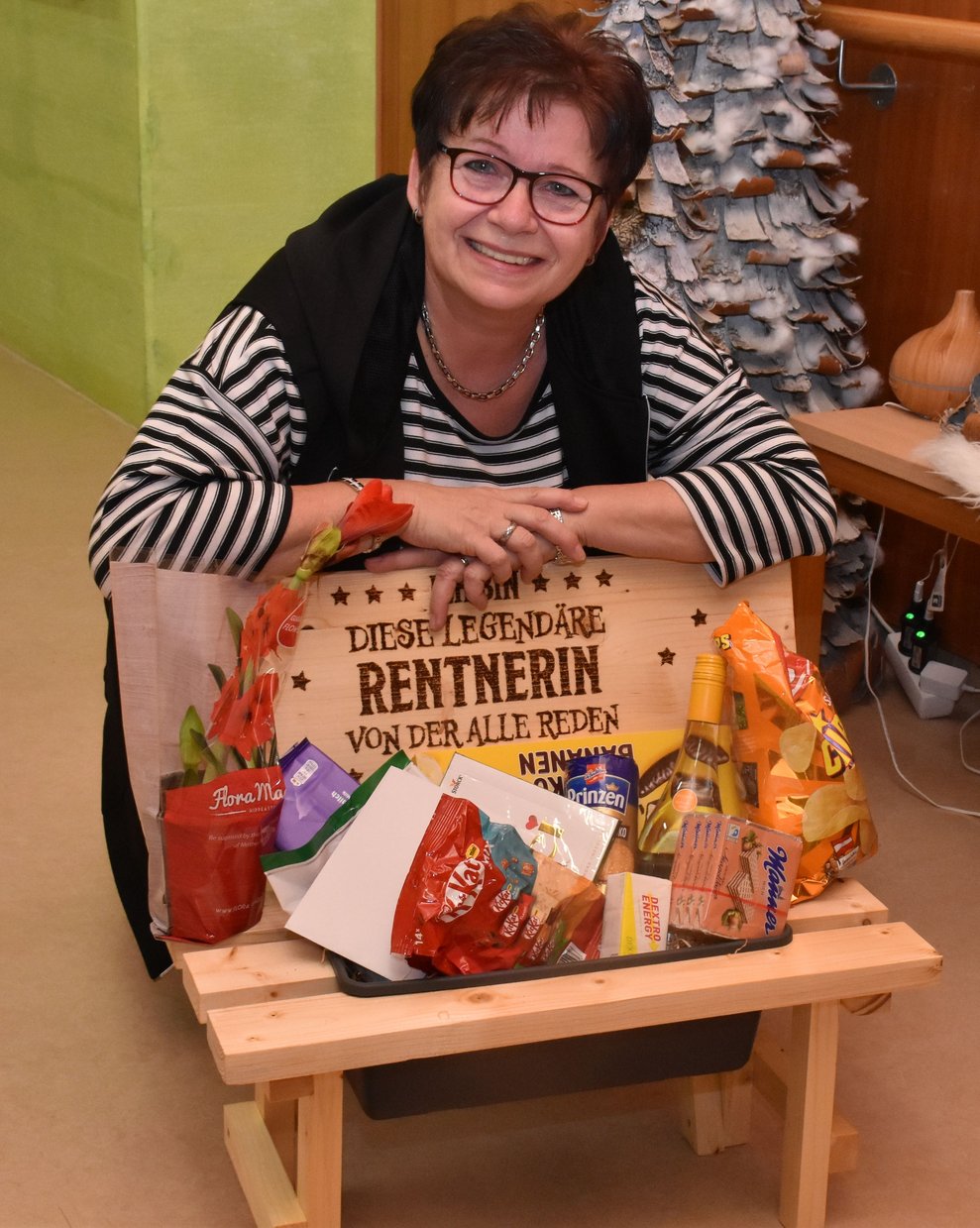 Christa Jungmann mit dem Holzbankerl