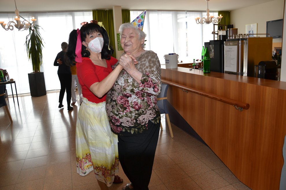 Bewohnerin und Betreuerin