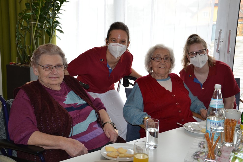 Betreuerinnen und Bewohnerinnen