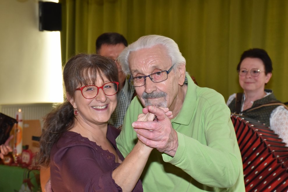 Eine Frau und ein Mann.