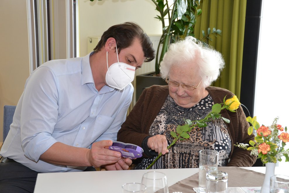 Direktor mit Bewohnerin