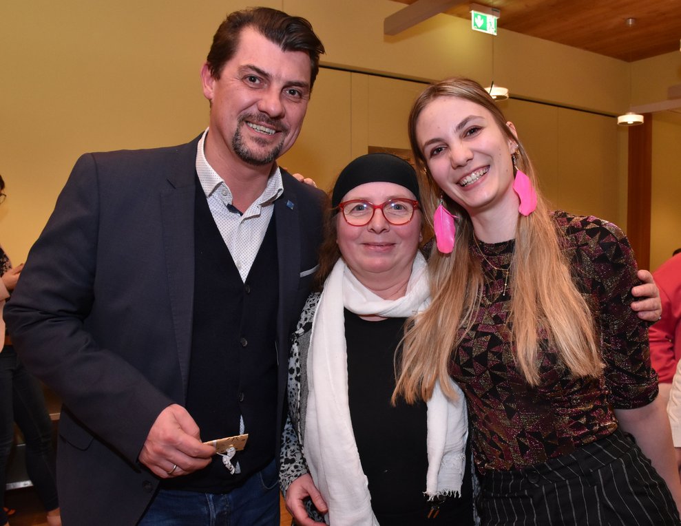 Ein Mann und zwei Frauen.