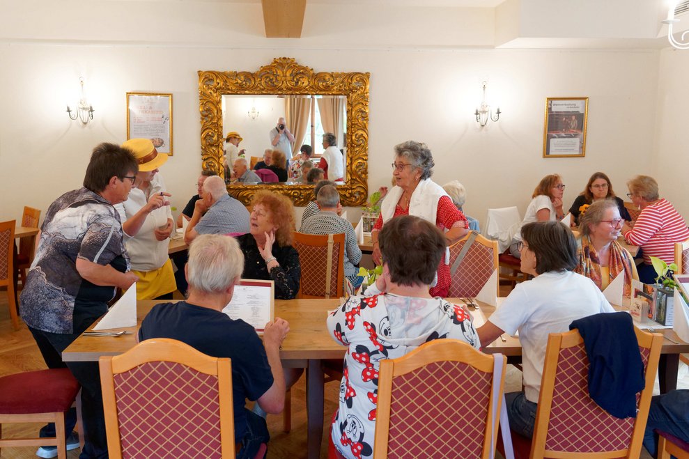 Gruppenfoto im Schloss.