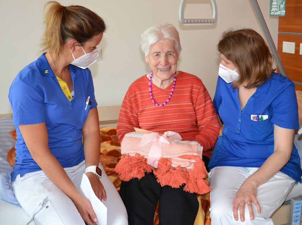 Bewohnerin und Betreuerinnen