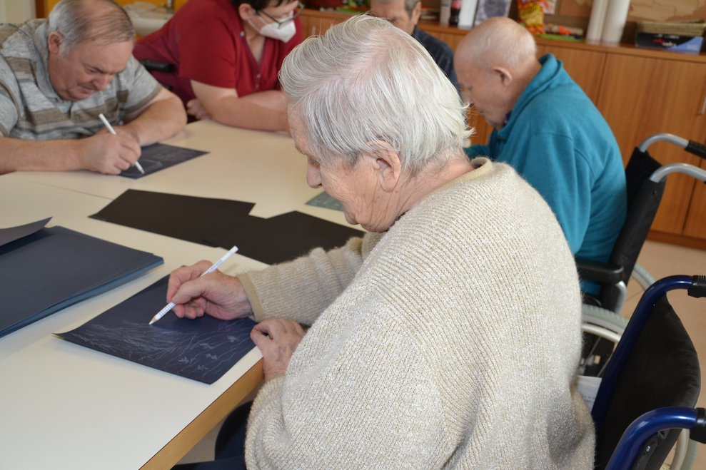 Bewohnerin zeichnet