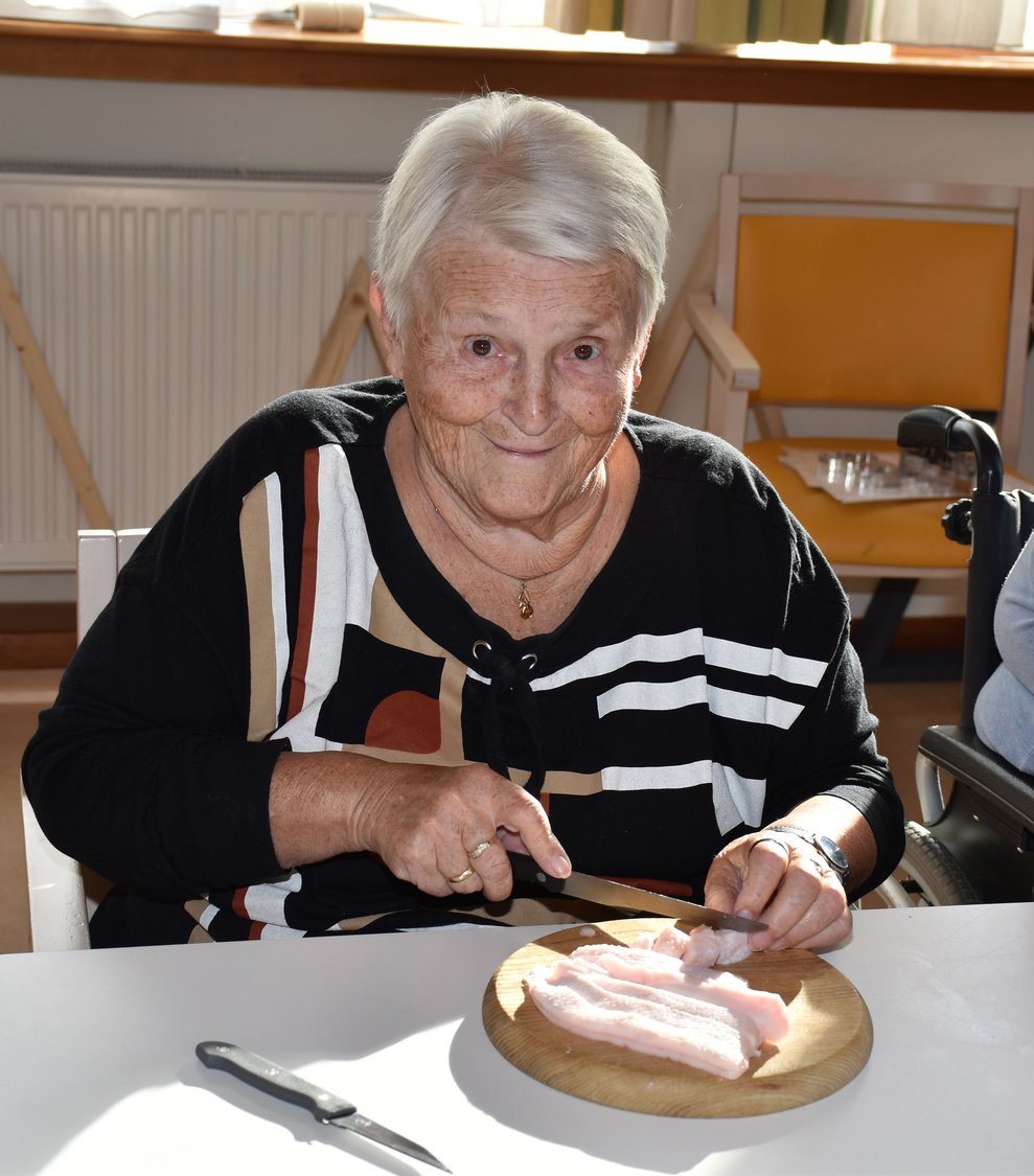 Fr. Biegl schneidet Speck.