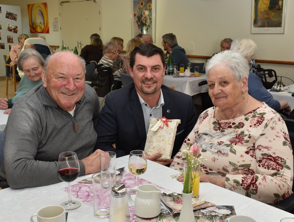 Zwei Männer und eine Frau.