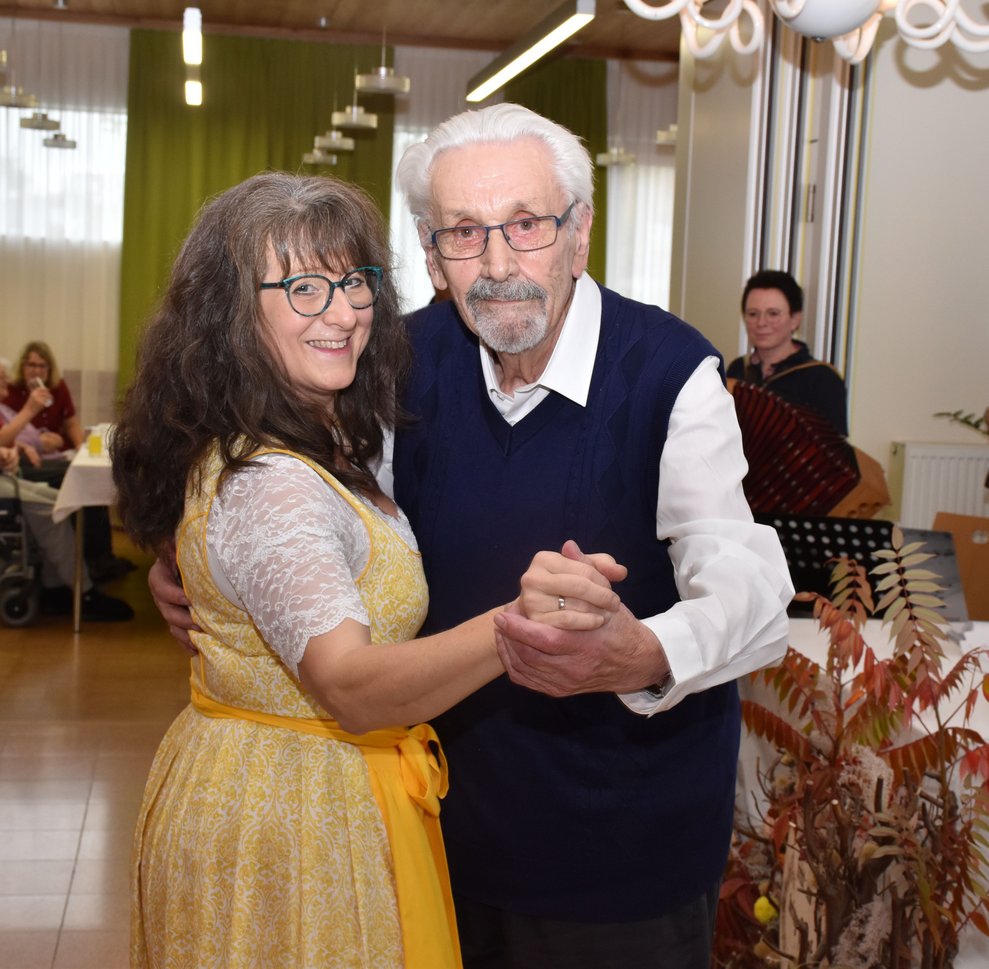 Hr. Stark tanzt mit Anita Talamas-Engel
