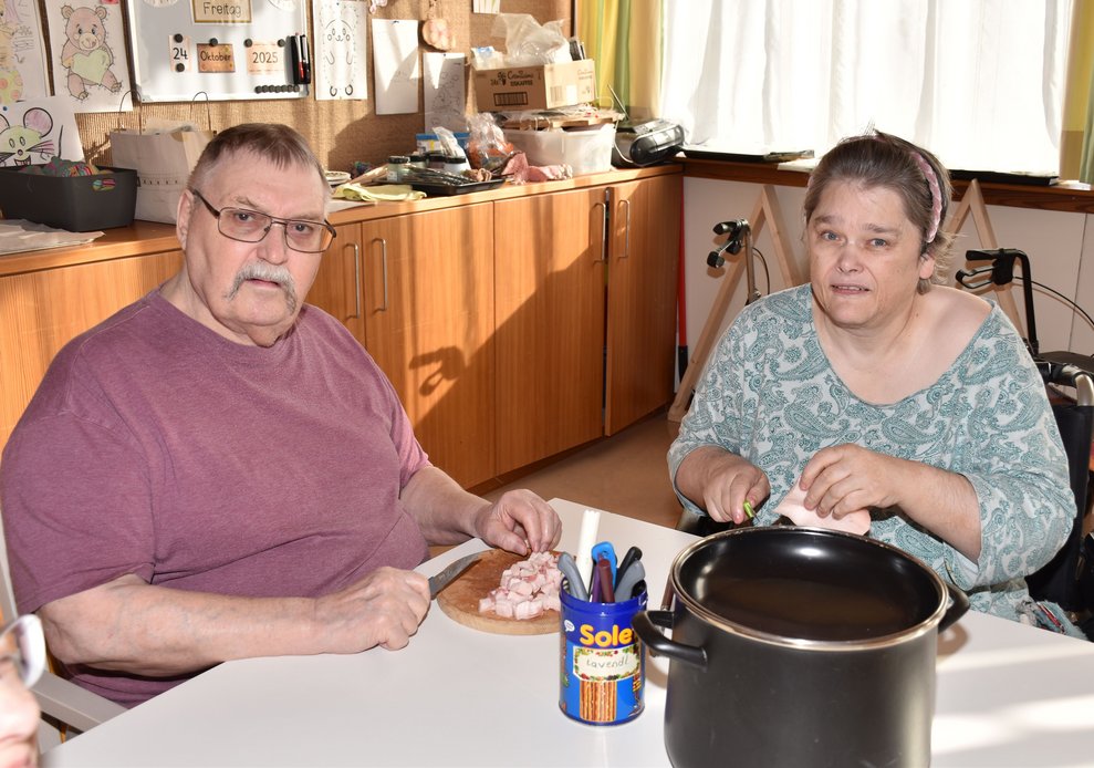 Gerhard Schreier und Manuela Fux schneiden den Speck.