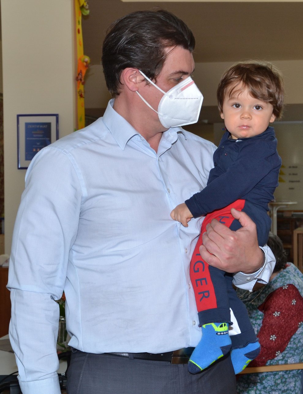 Direktor hält seinen Sohn