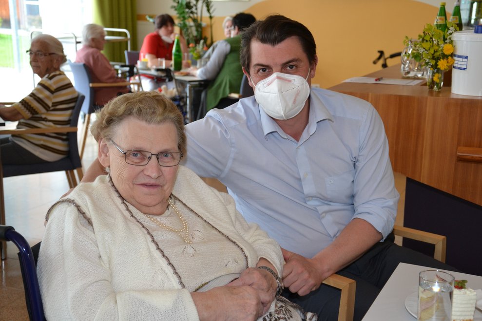 Direktor mit Bewohnerin