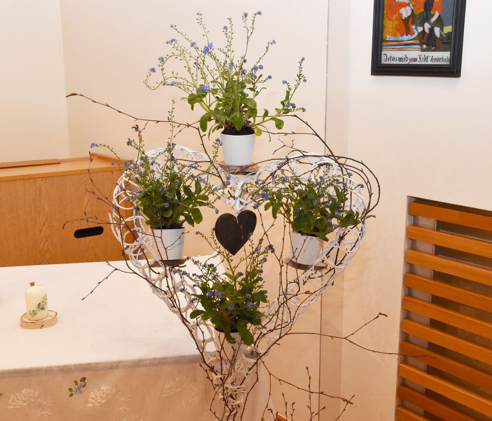 Dekoration mit Vergissmeinnicht.