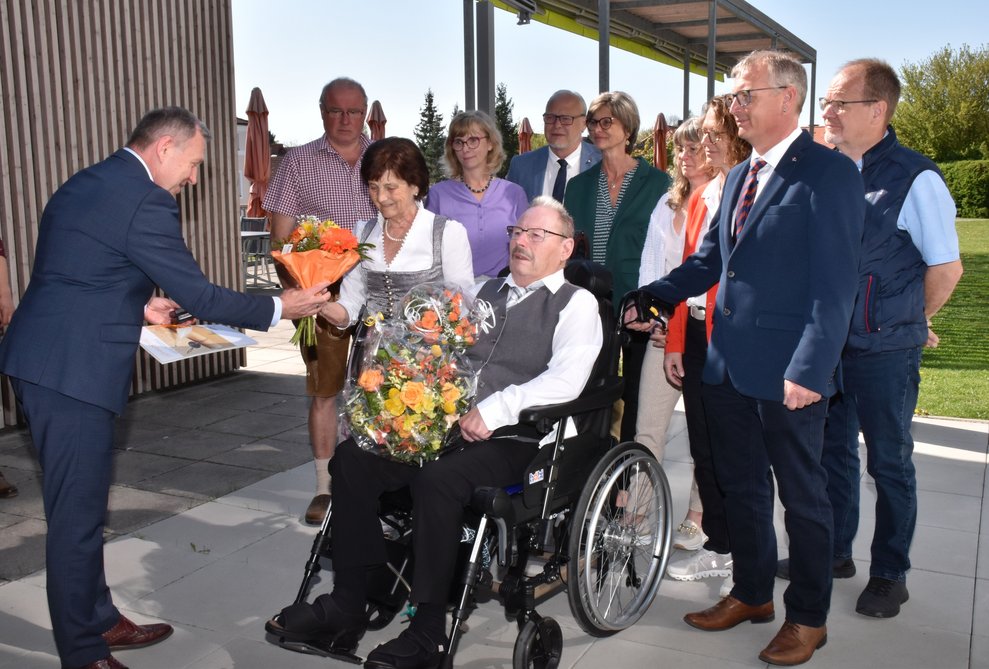 Bürgermeister Josef Ramharter gratuliert.