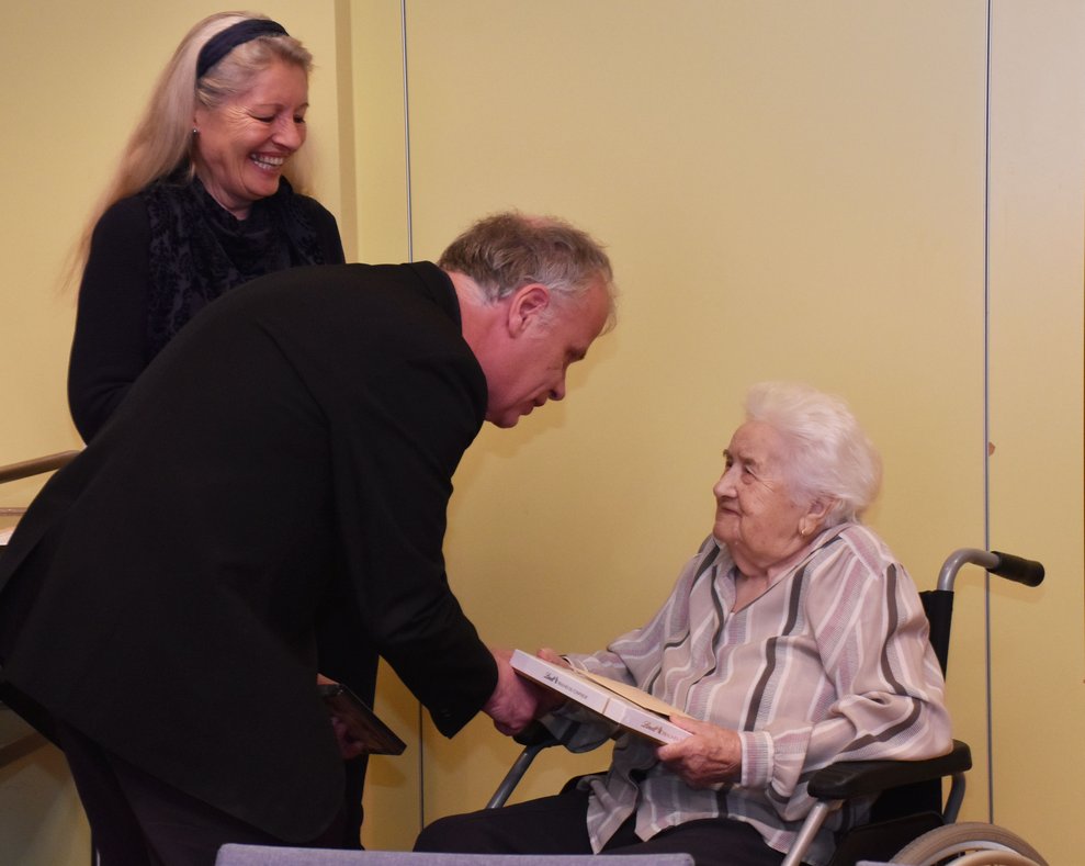 Friedrich Mikesch gratuliert.