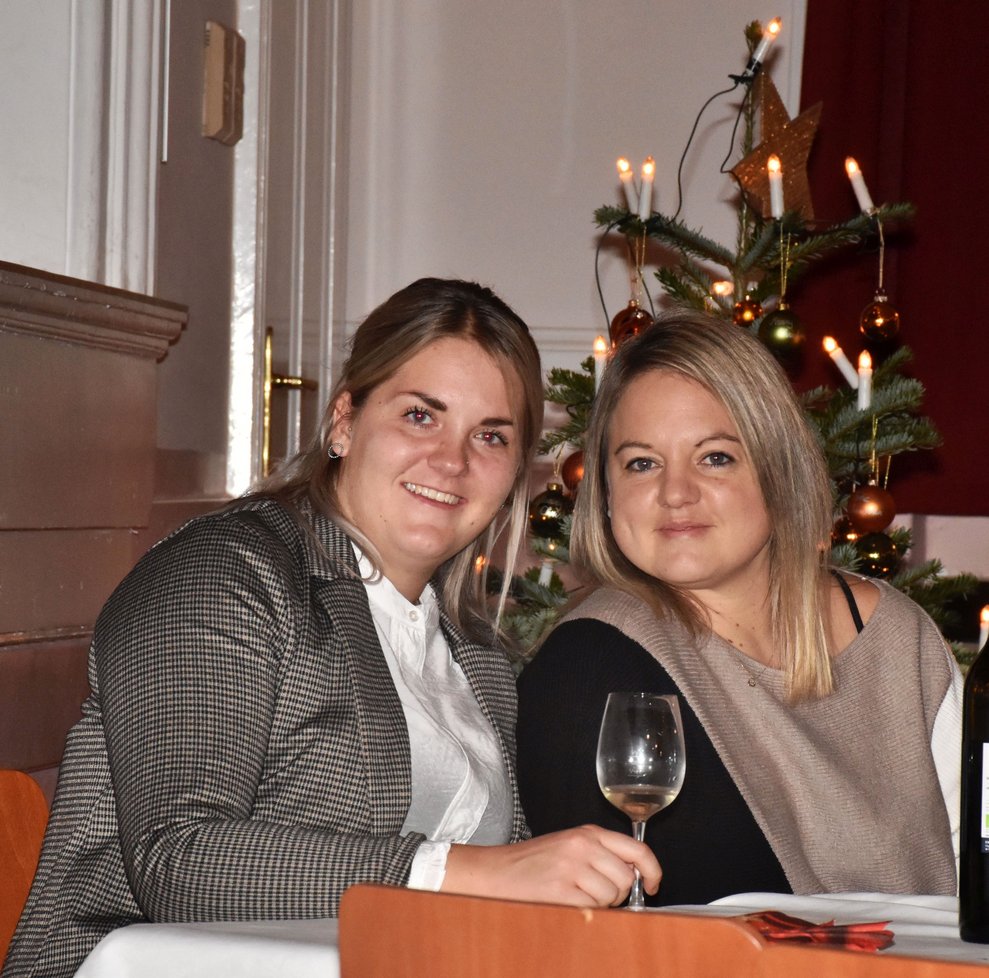 Zwei Kolleginnen des PBZ freuen sich auf die Feier.