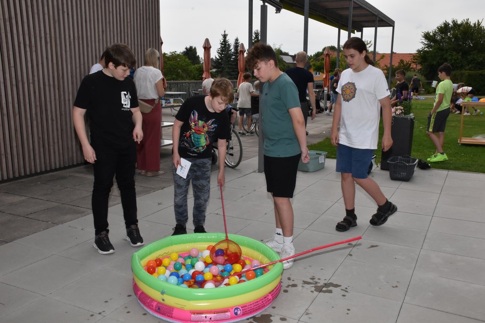 Schüler beim Bällebad.