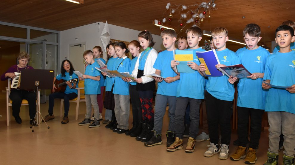 Die Kinder der Volksschule Waidhofen/Thaya singen.