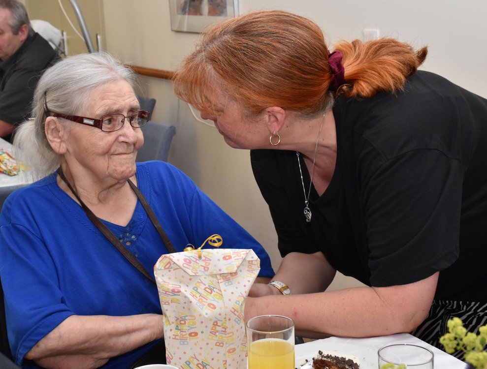Frau Traxler und Manuela Heuing.