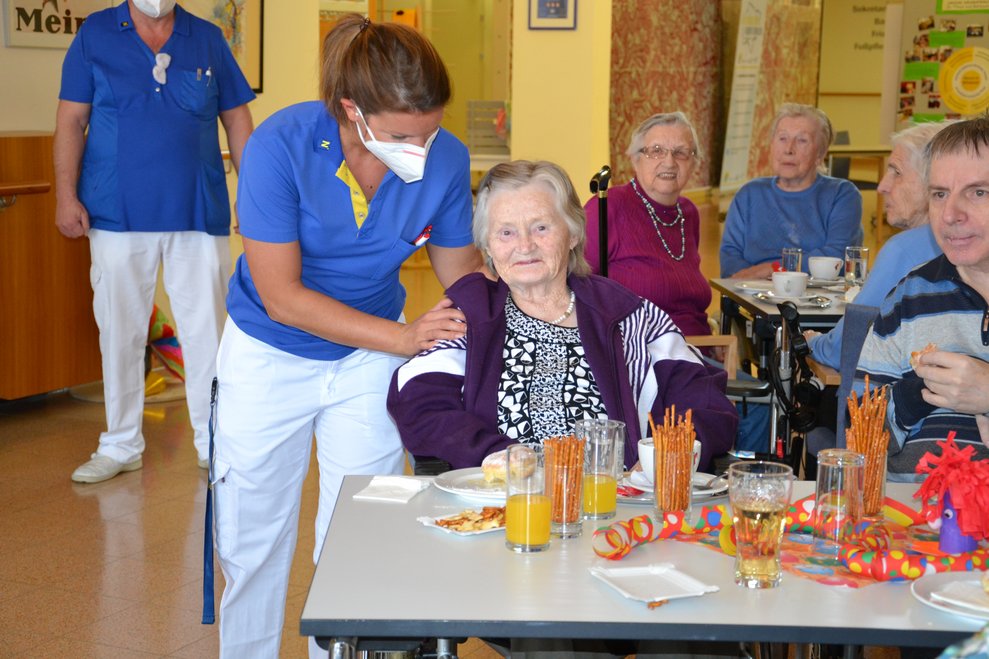 Bewohnerin und Betreuerin