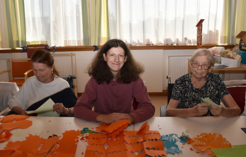 Eine Schülerin mit zwei Bewohnerinnen.