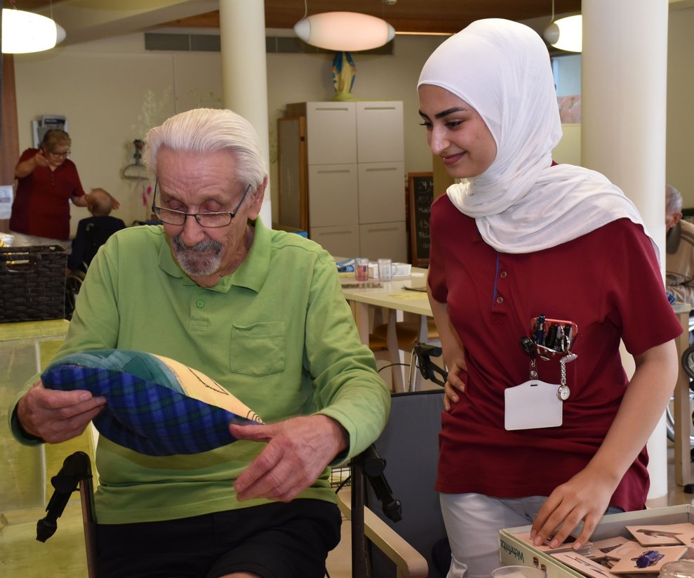 Praktikantin Rukhsar freut sich mit Herrn Stark.