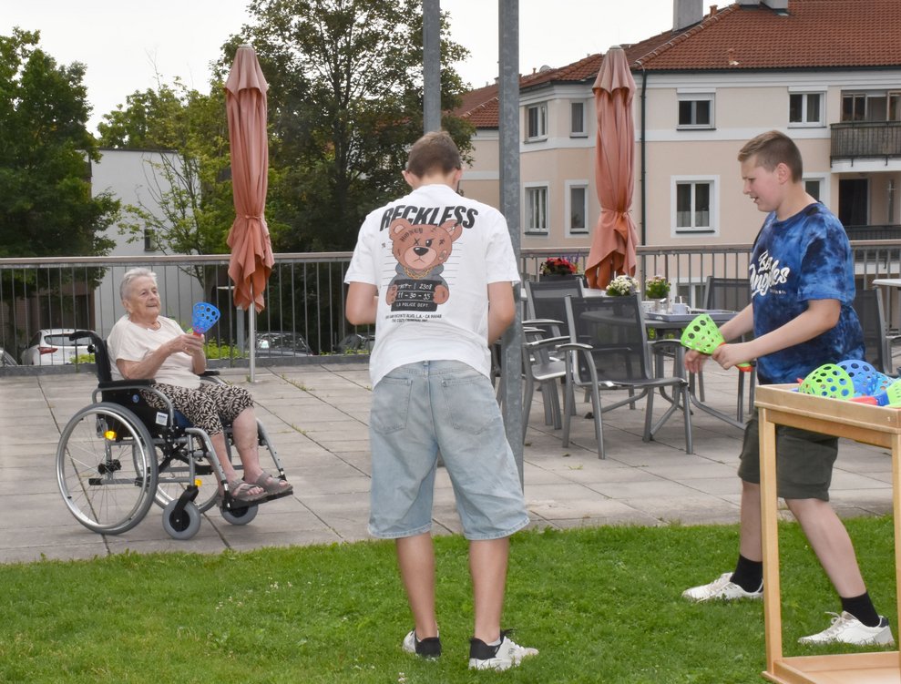 Frau Zwettler mit 2 Schülern.