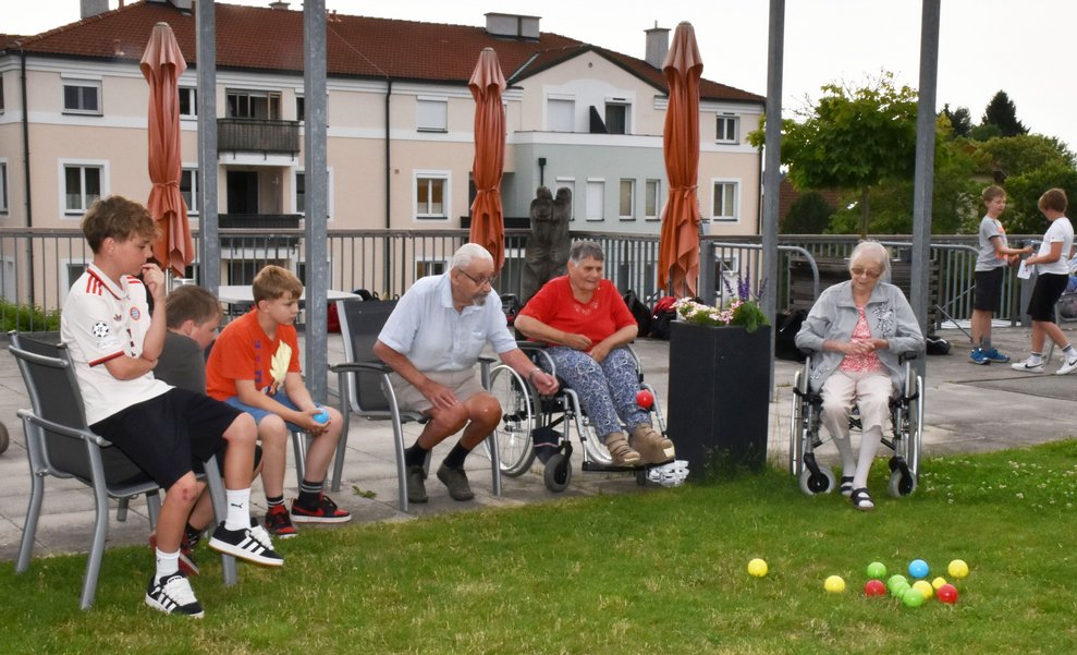 Gruppenfoto beim Ballspiel.