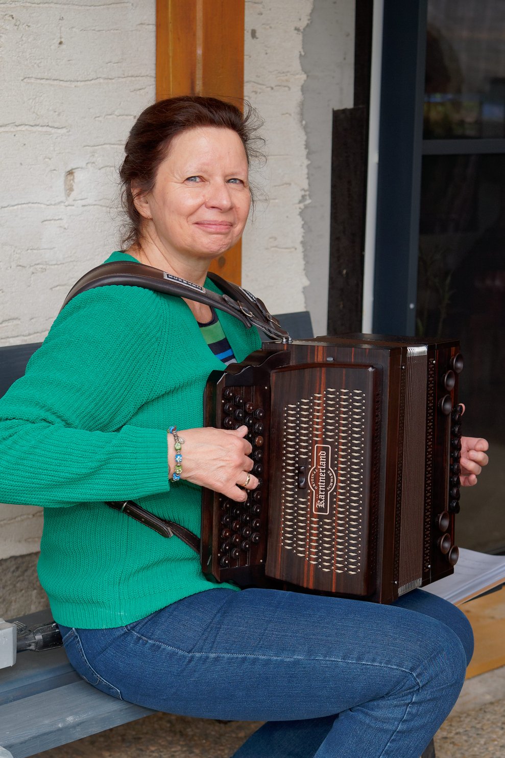 Claudia Steiner mit dem Akkordeon.