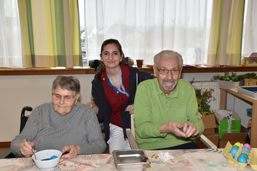 Zwei Frauen und ein Mann.