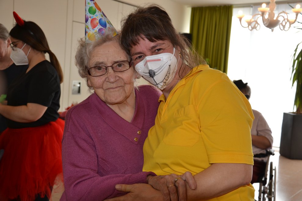 Bewohnerin und Betreuerin