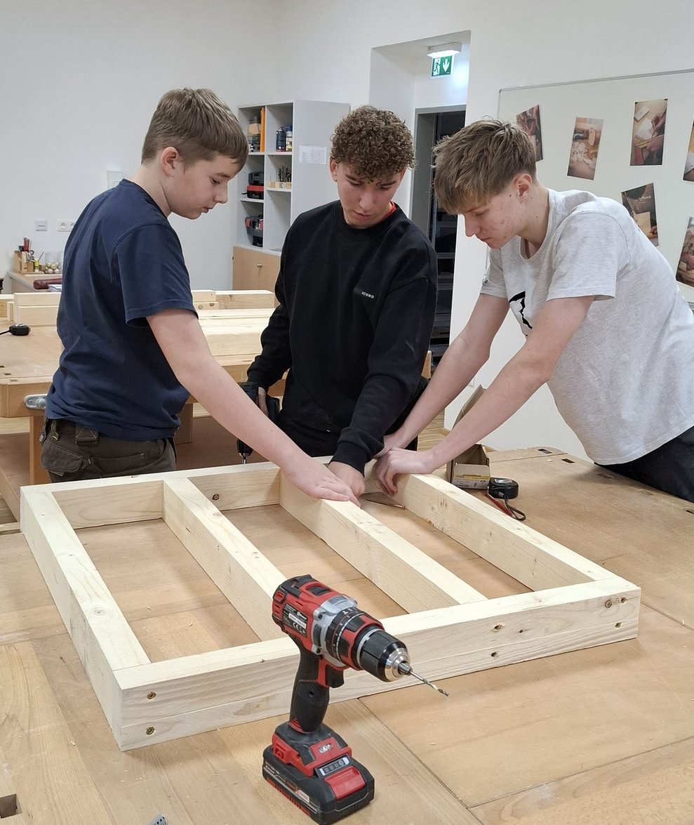 Foto von drei Schülern.