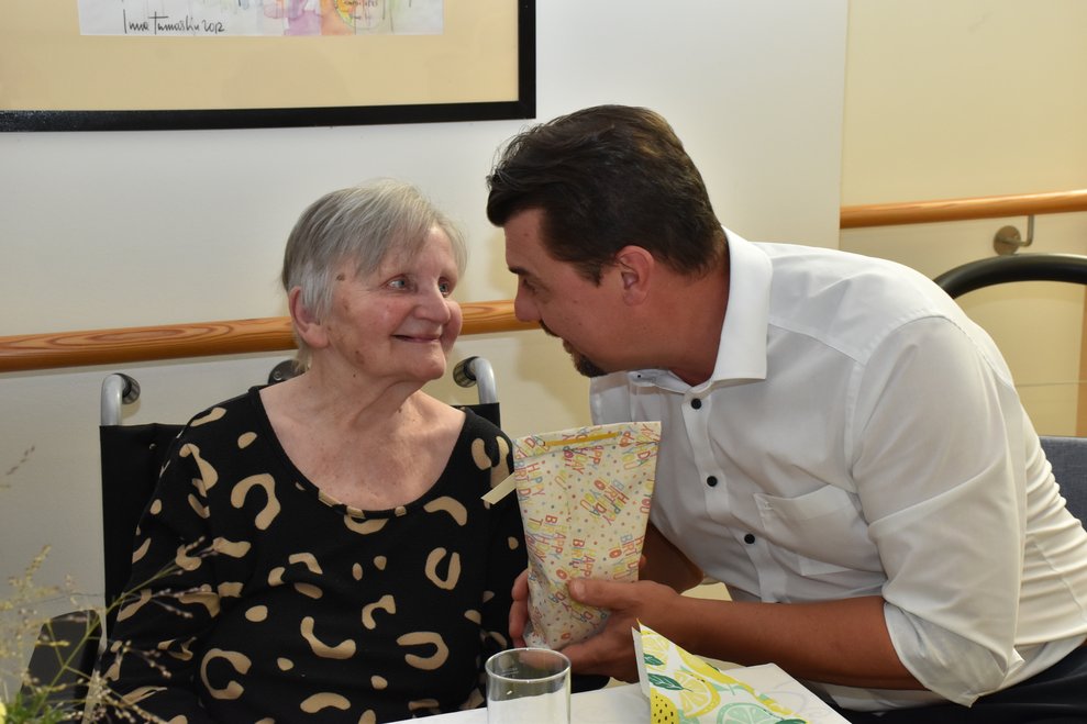 Frau Pruckner mit Rainer Hirschmann.