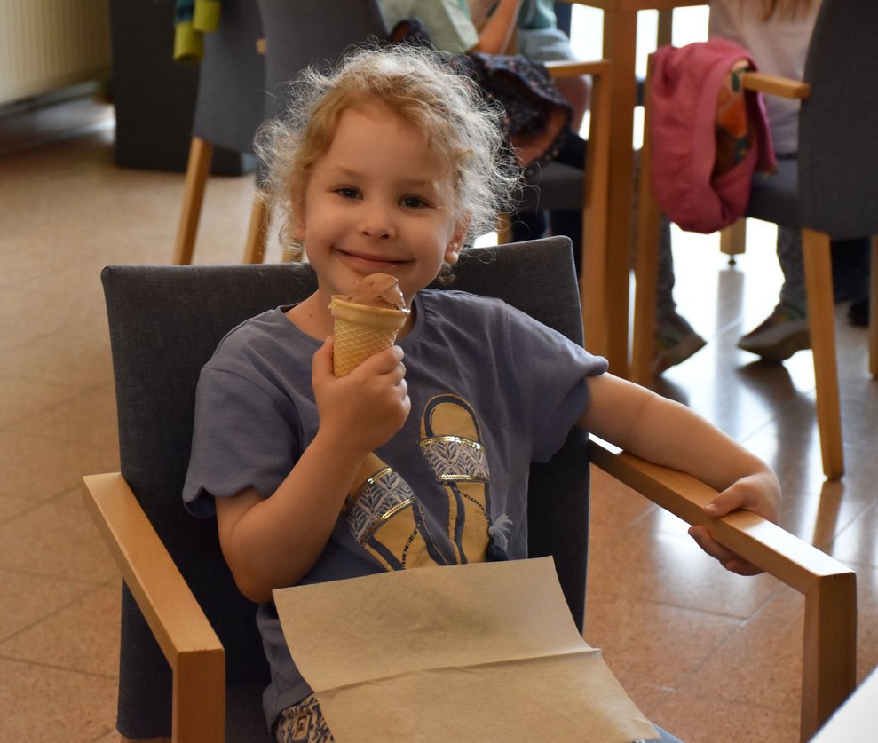 Kleines Mädchen mit Eis.