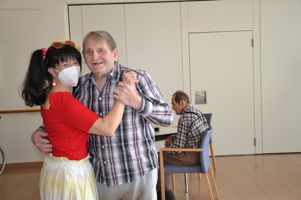 Betreuerin tanzt mit Bewohner