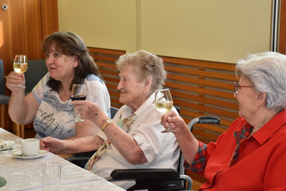 Frau Hirschkron trinkt ein Glas Wein.