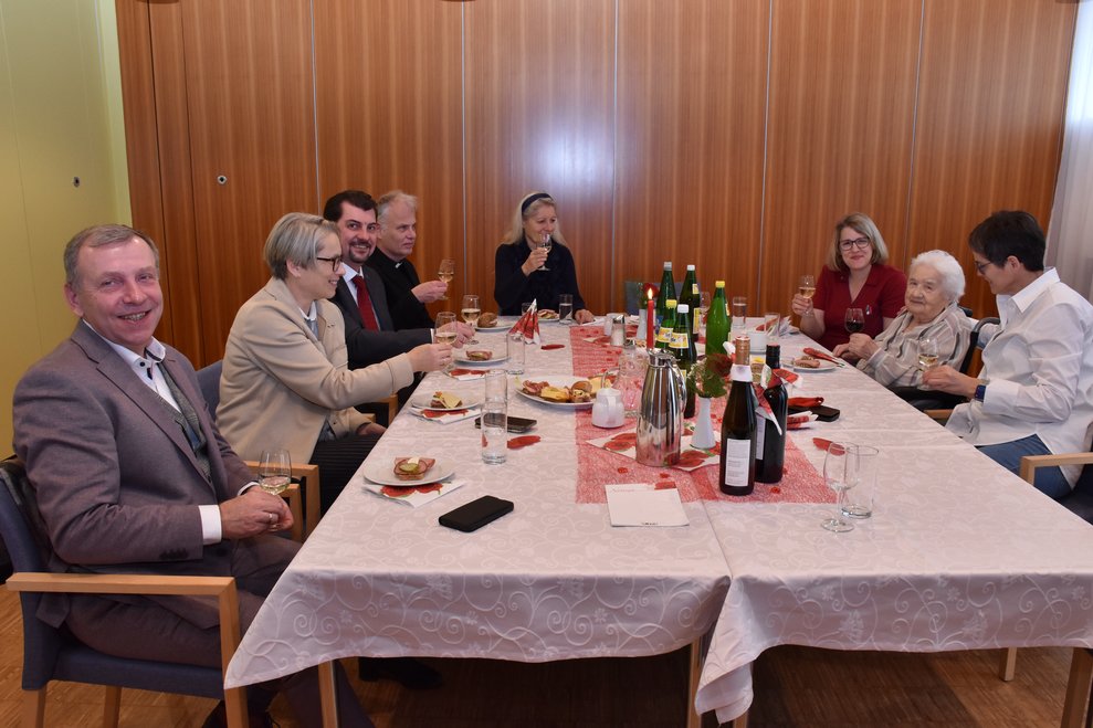 Die geladenen Gäste stoßen auf Fr. Fröhlich an.