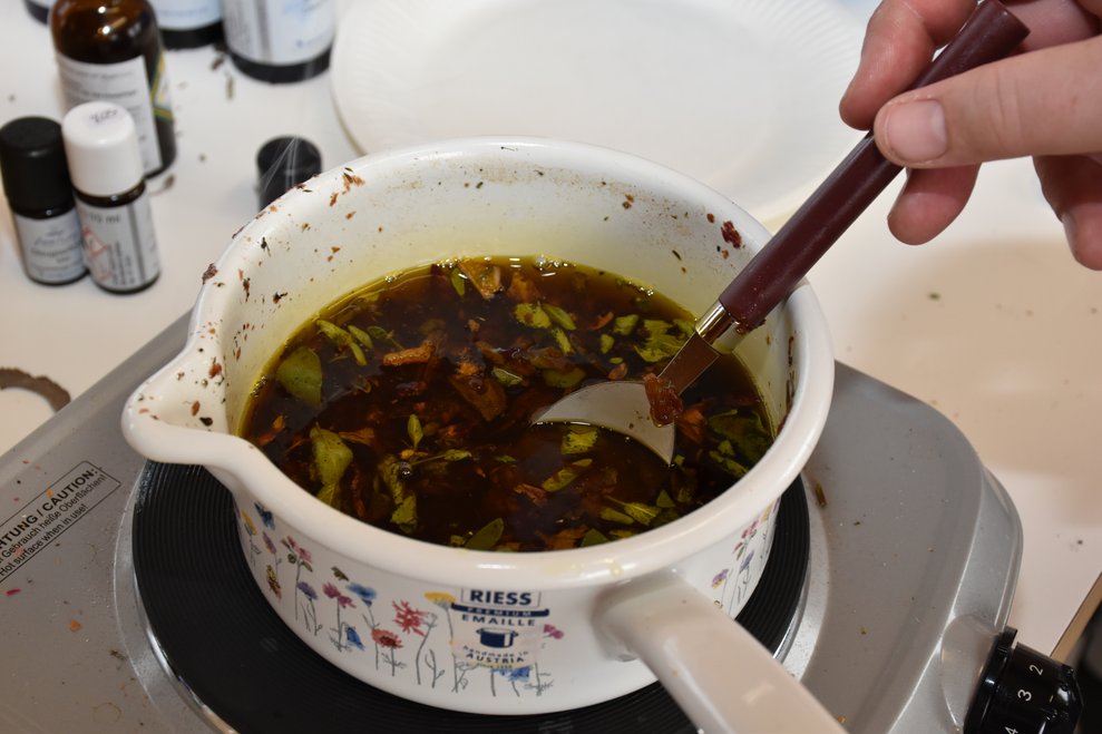 Kochtopf mit heißer Salbe.