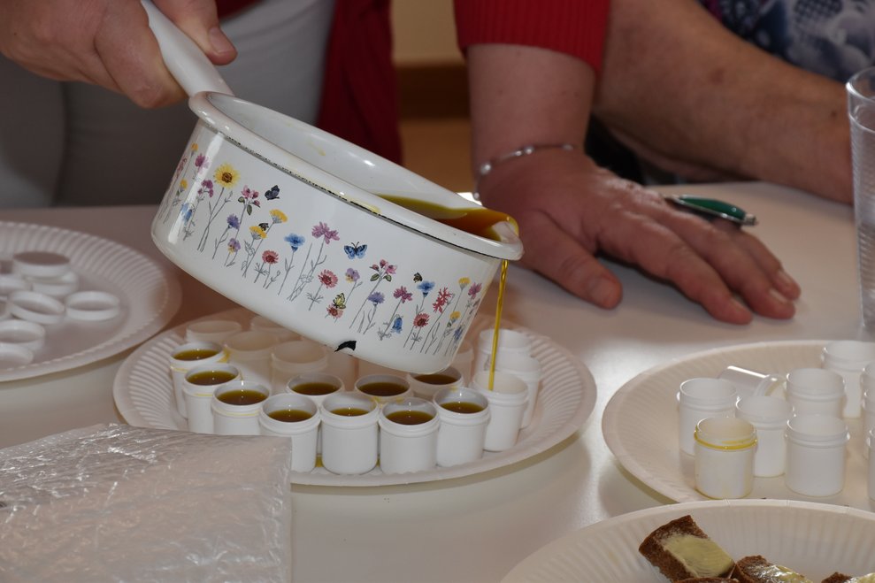 Die heiße Salbe wird eingefüllt.