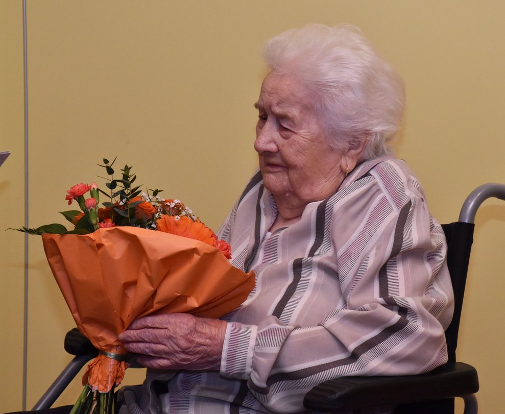 Fr. Fröhlich mit einem Blumenstrauß.