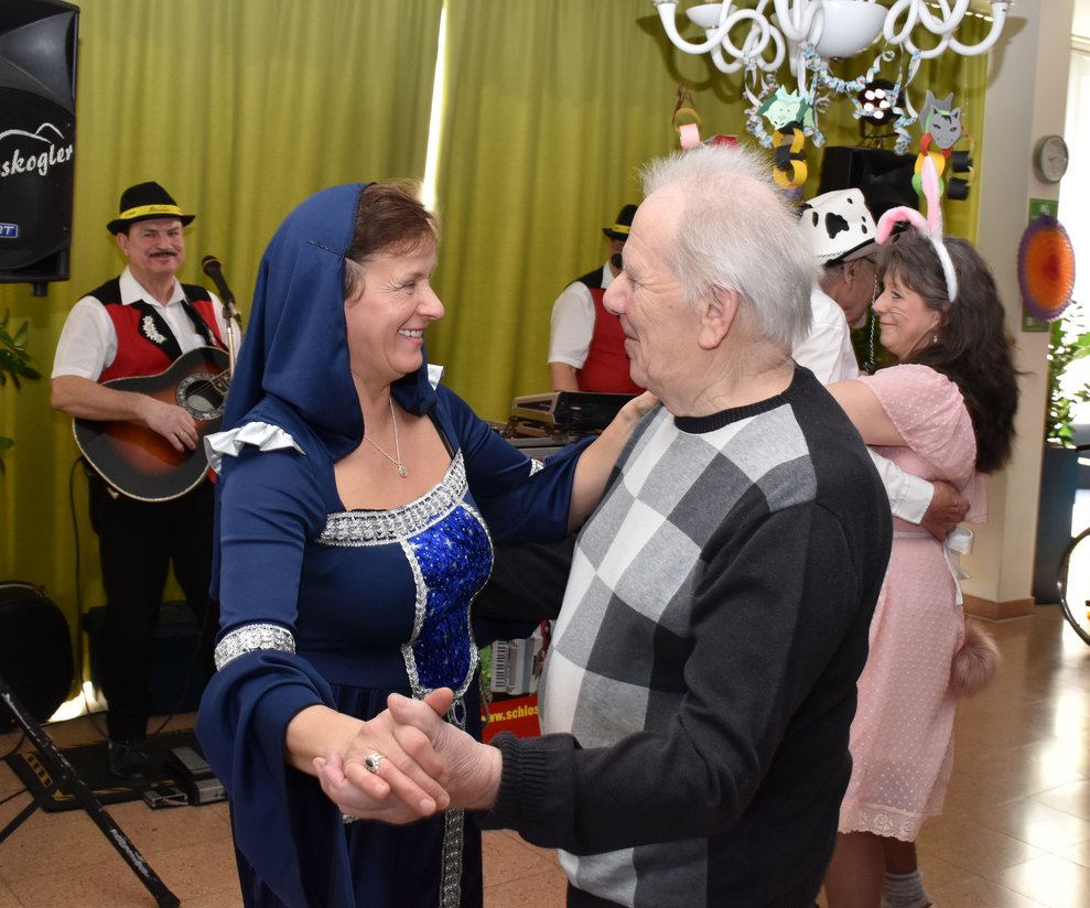 EA Gertrude Dangl tanzt mit Herrn Christ.