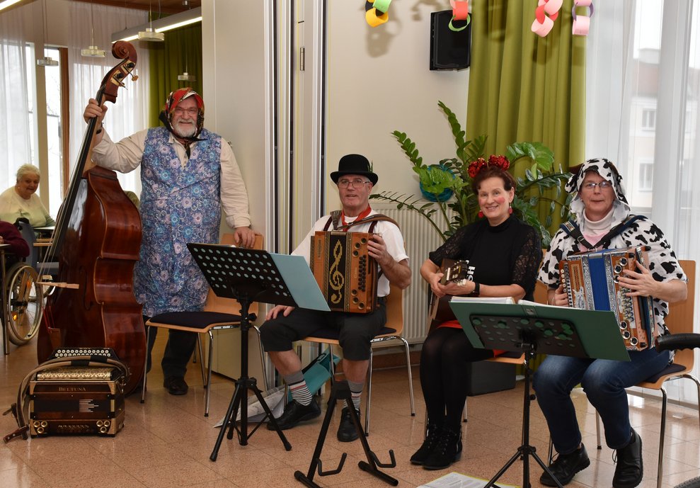 Die Ehrenamts-Musi spüt auf.