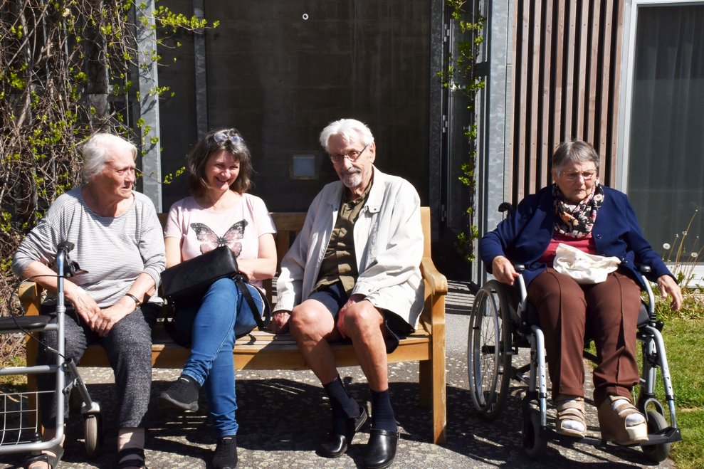 Menschen auf sitzen auf der Holzbank.